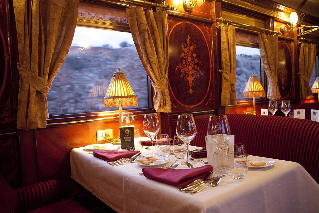 Disfrute de elegantes y refinadas veladas a bordo del Tren Al Andalus con la mejor gastronomía española CRUCEROS EN TREN ANDALUCIA TREN AL ANDALUS CRUCEROS SOBRE RAILES CRUCEROS EN TREN TRENES DE LUJO RENFE FEVE CRUCEROS SUR DE ESPAÑA CRUCEROS TERCERA EDAD VIAJES DE LUJO CRUCEROS EN TREN AL ANDALUS RESTAURANTE CENA